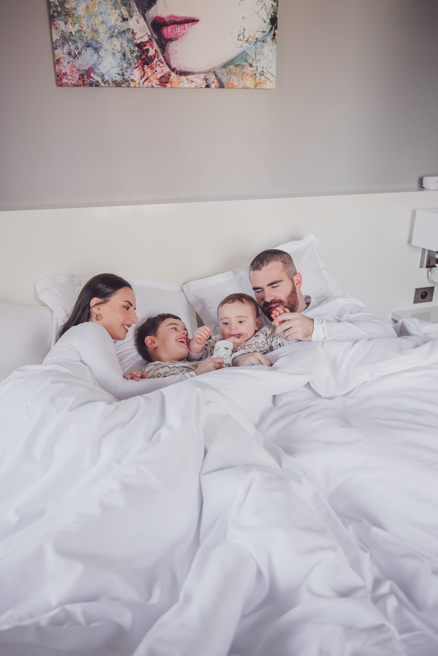 famille avec deux enfant sous la couette