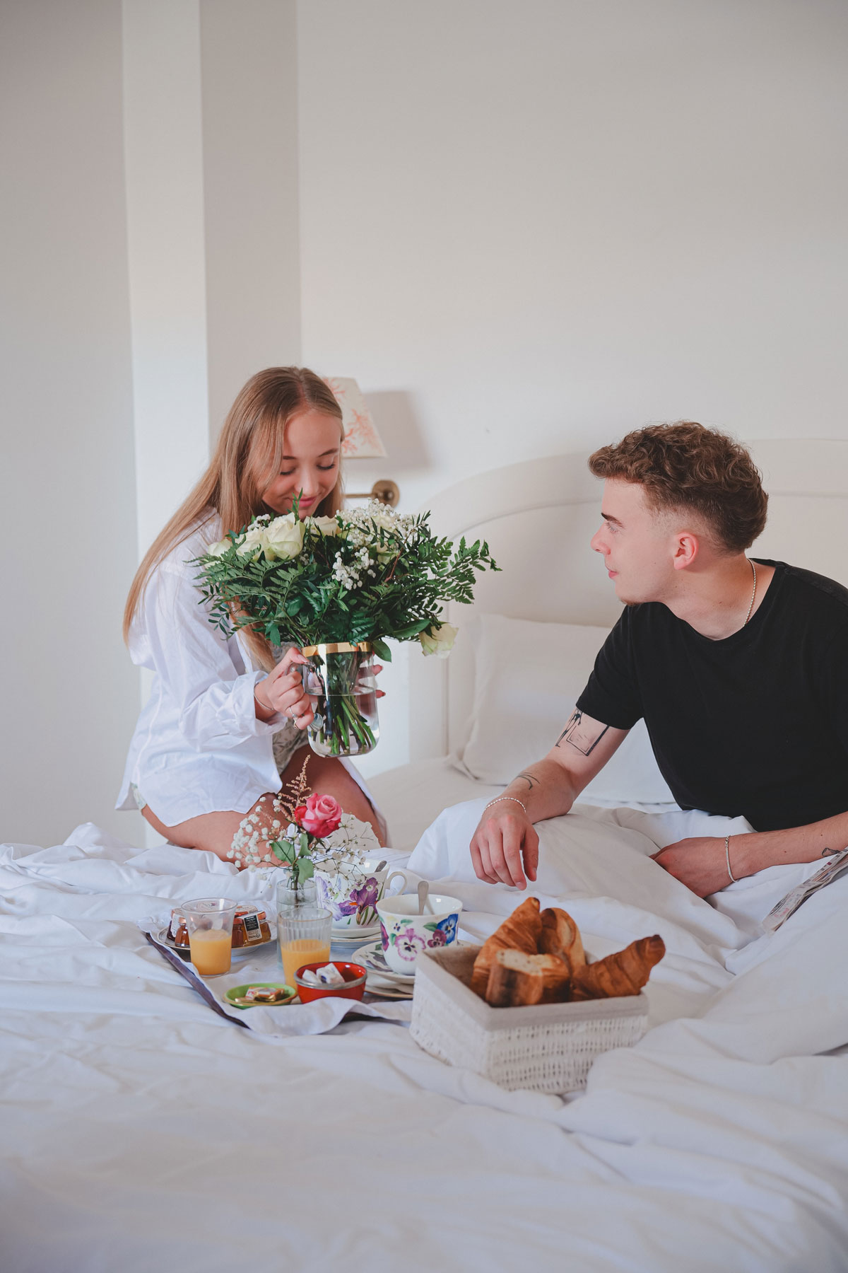 Couple en chambre qui se réveille au petit matin d'une nuit dans la résidence.