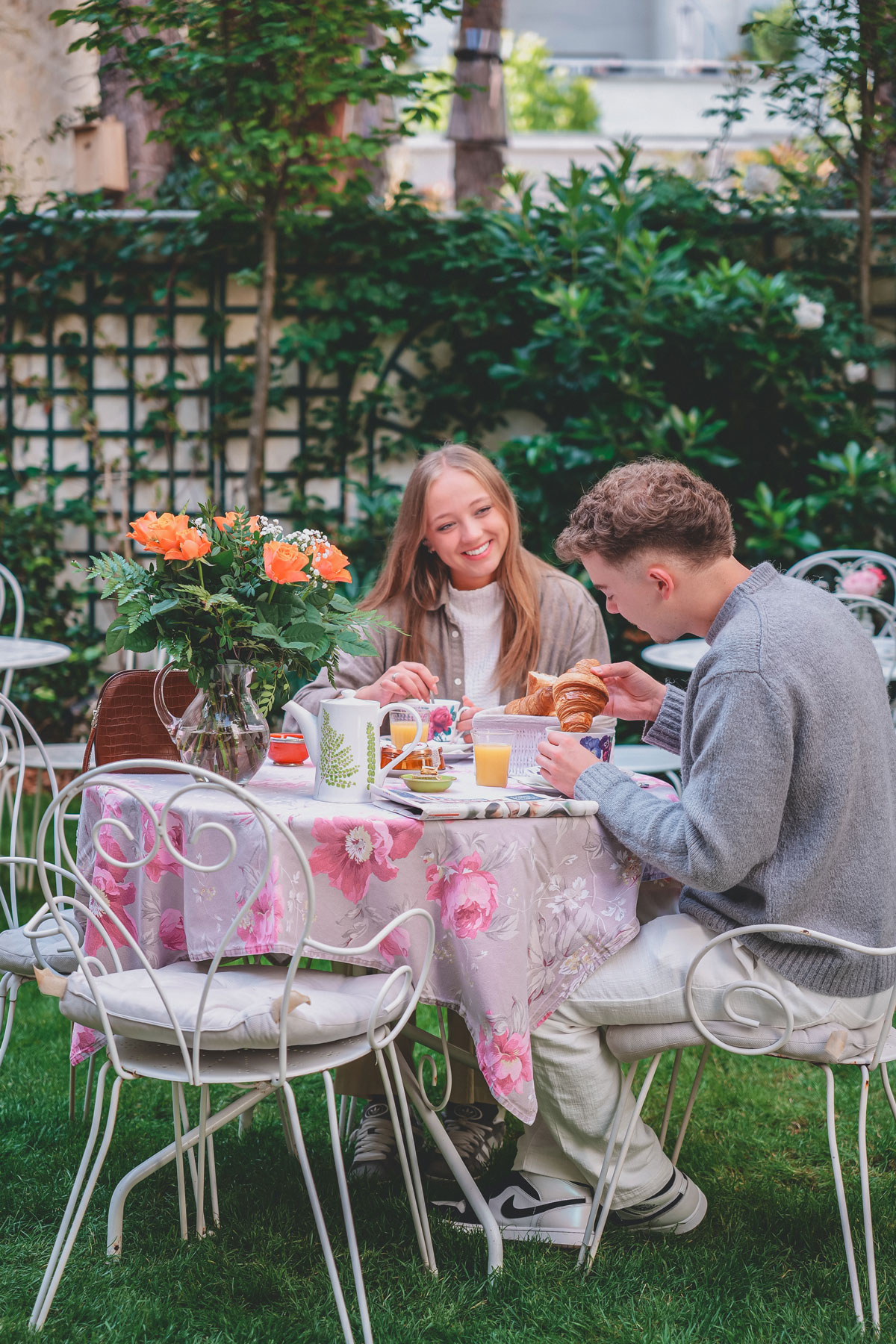 Couple qui prend un petit déjeuner sur les tables de la cour de la villa escudier.