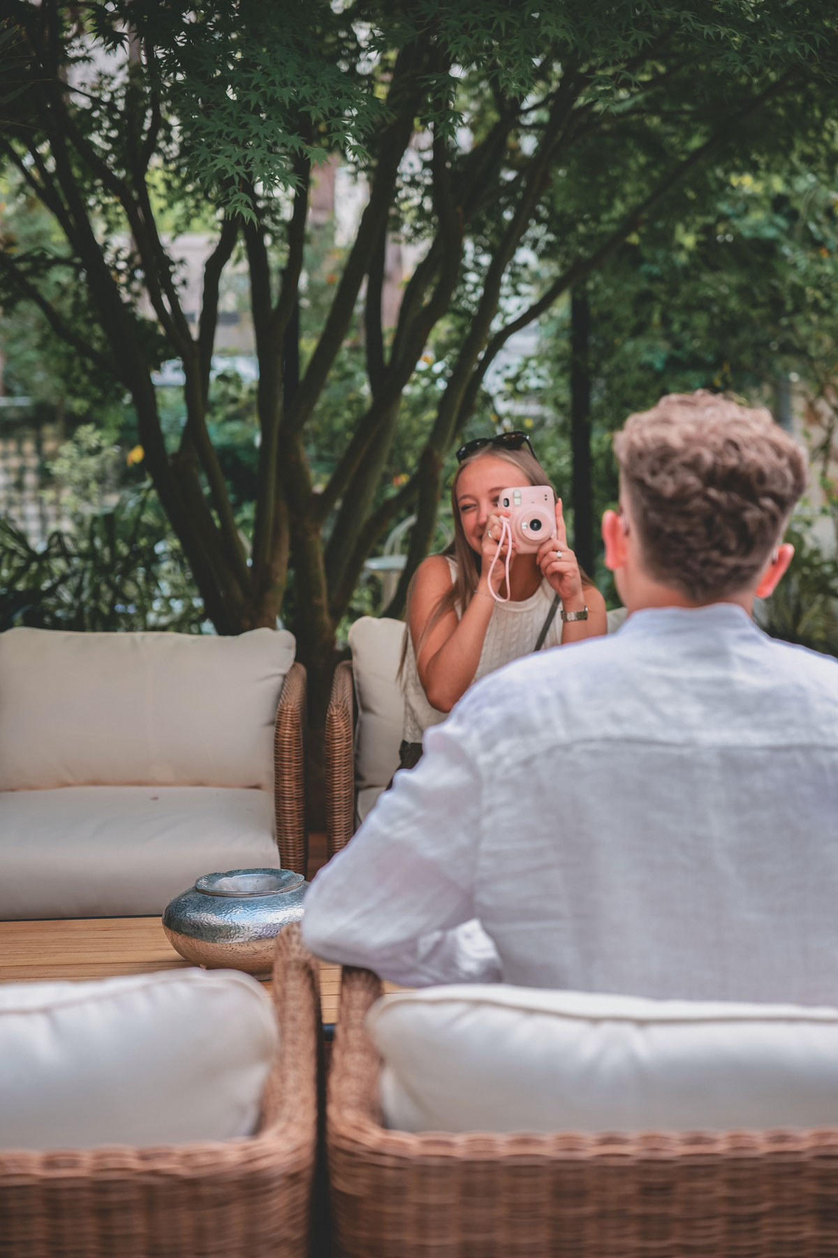 Shooting photo estivale pour les réseaux sociaux d'une résidence hôtelière.