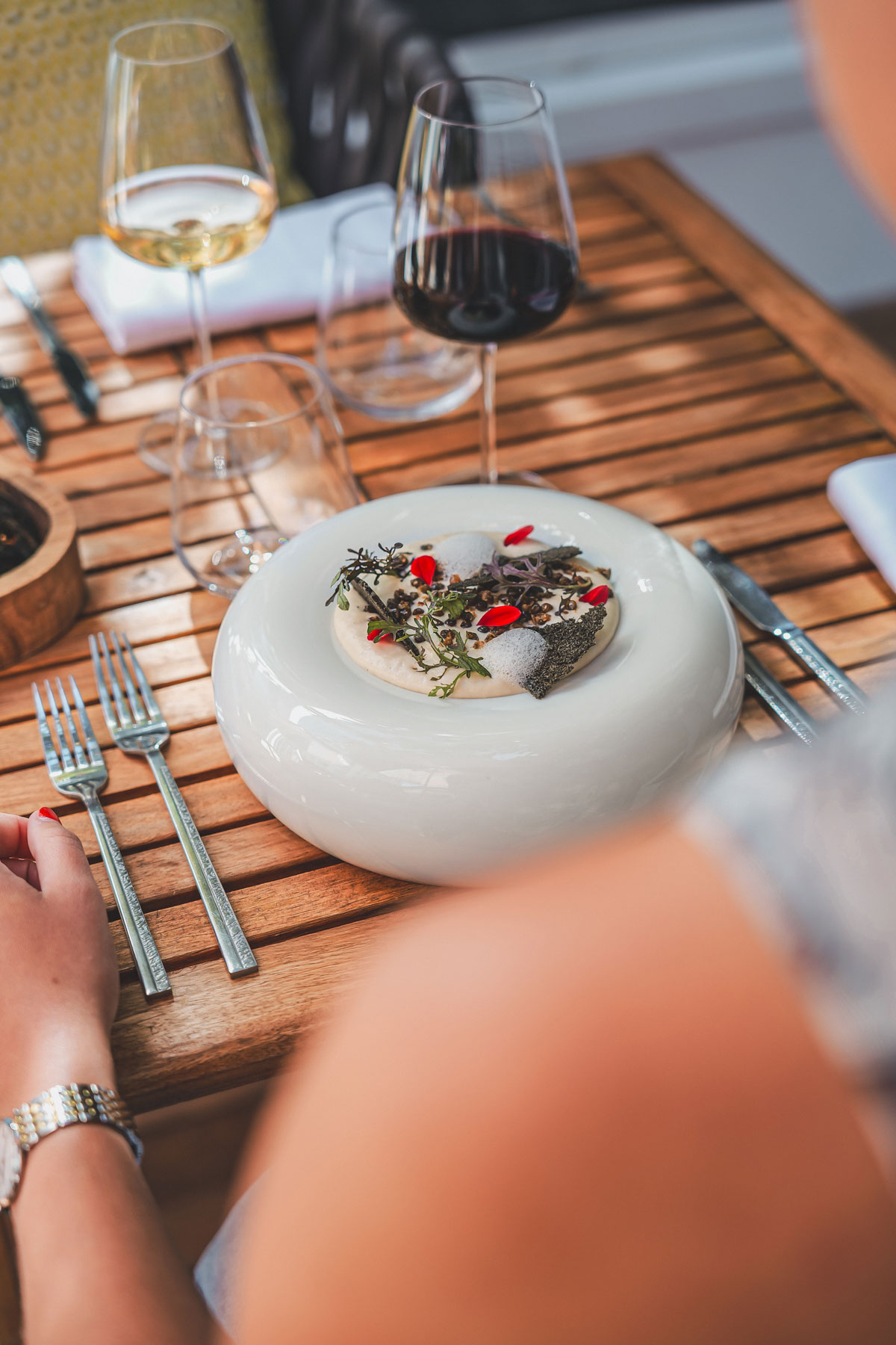 Prise de photos et vidéo de la nouvelle carte du restaurant et du tour de piscine pour la saison estivale avec pour objectif d'animer leurs réseaux sociaux.