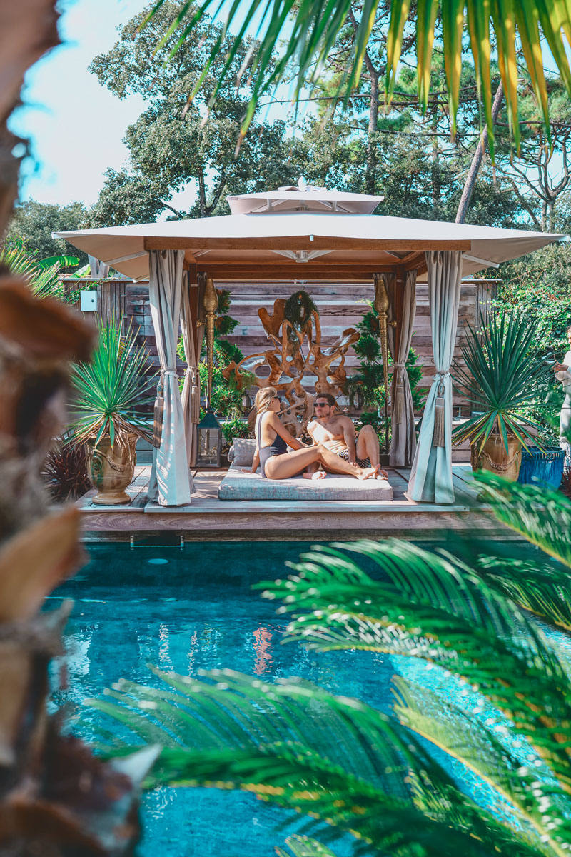 photographie couple vacances villa luxe piscine inspiration bali gazebo agence hôtellerie luxe