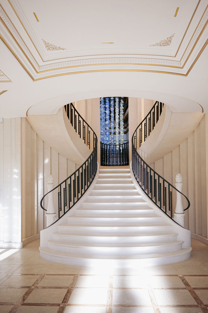 reportage photo la nauve cognac escalier pierre moulure caisson platre plafond