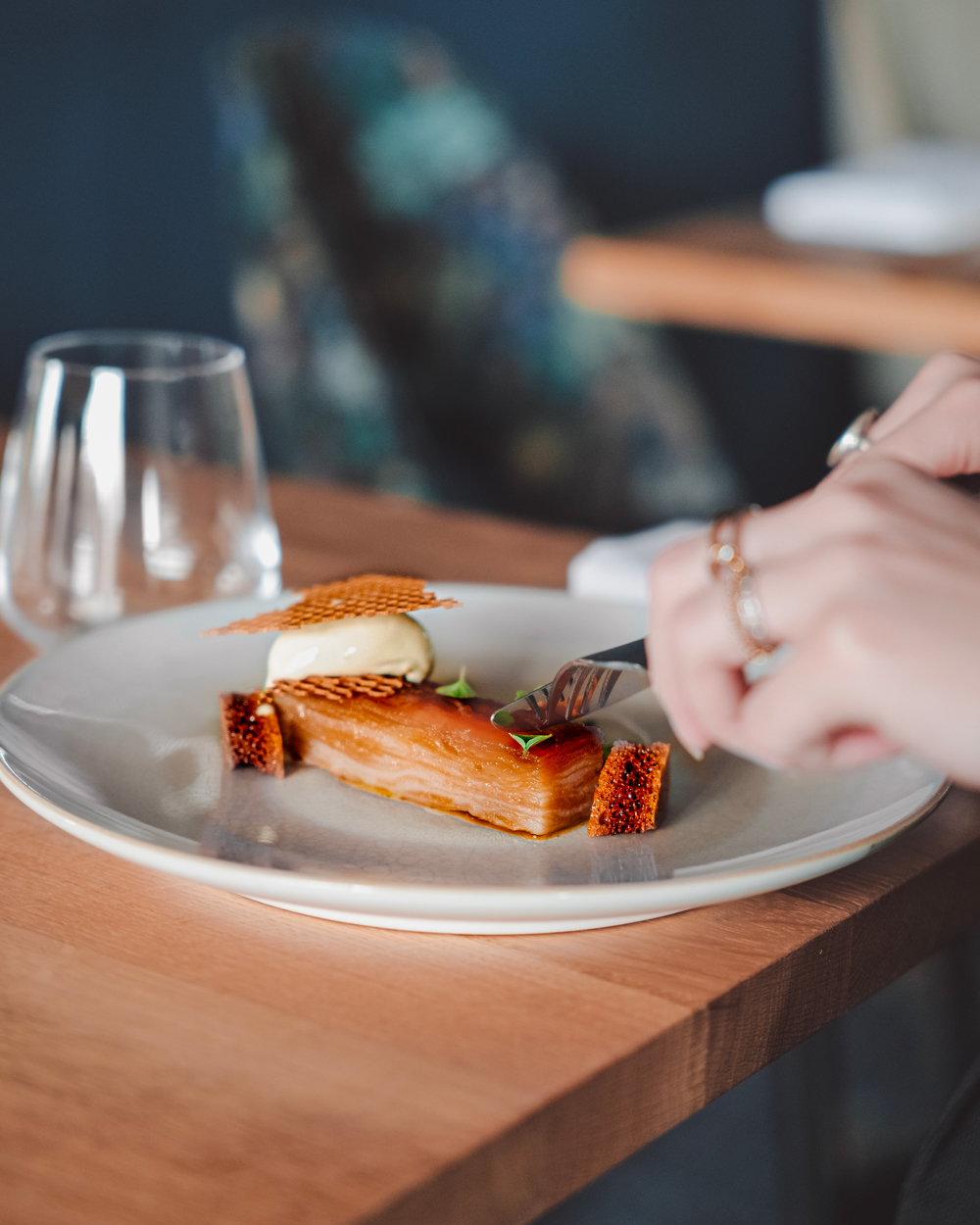 Un client qui découpe sont dessert à la pomme