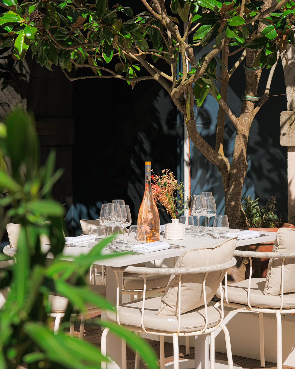 La terrasse ensoleillée d'un restaurant