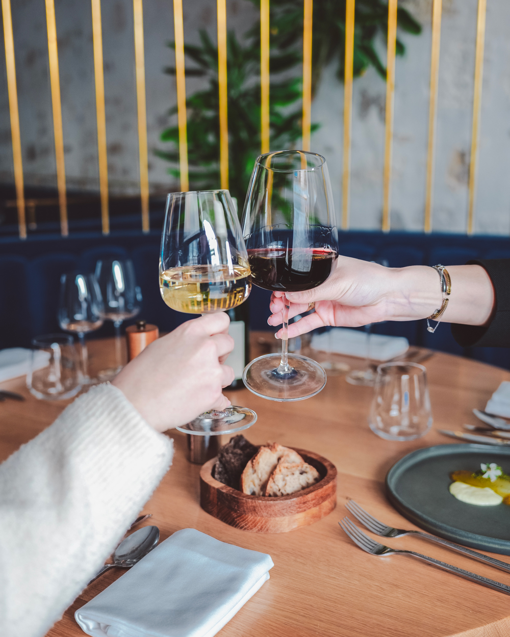 Des clients qui trinquent avec du vin dans le restaurant