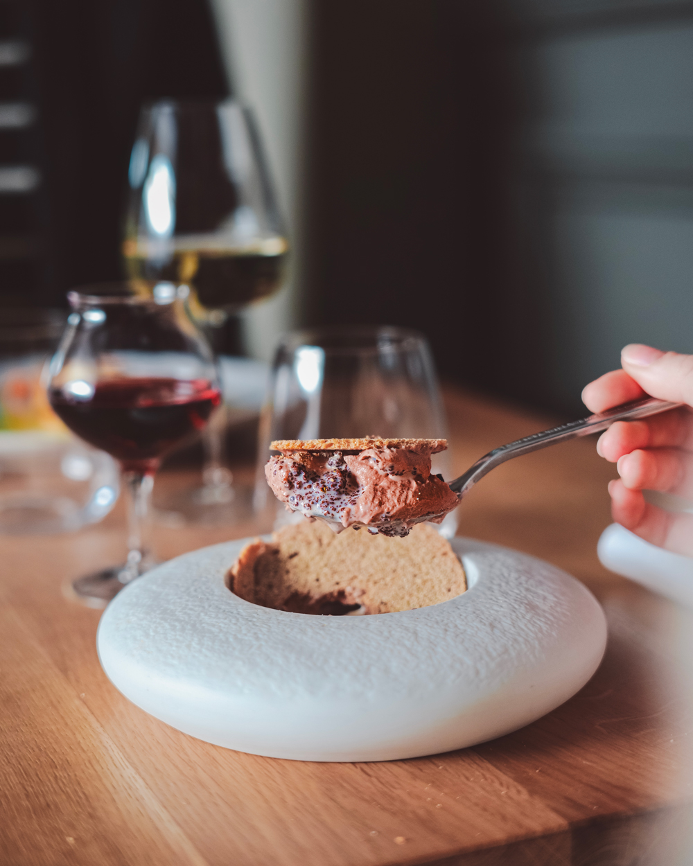 Prise de vue d'une cuillère qui trempe dans un dessert au chocolat