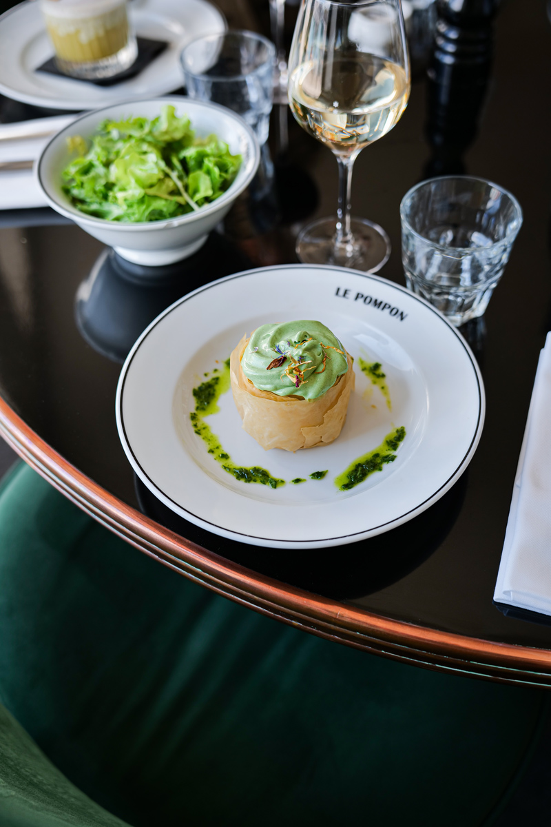 Shooting culinaire de la carte du printemps, une entrée d'asperges pour la communication des réseaux sociaux