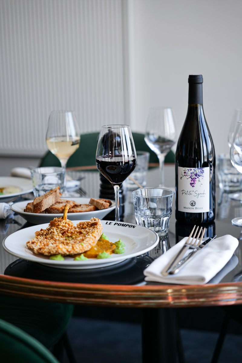 Mise en scène d'une table conviviale pour la communication sur site Internet et réseaux sociaux d'un restaurant
