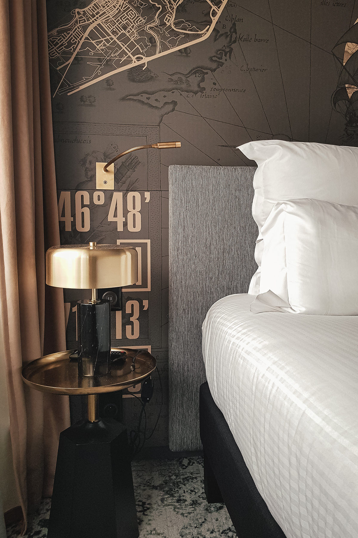Creation_graphique_tapisserie_tete_de_lit_chambre_hotel_Le_Champlain_La_rochelle