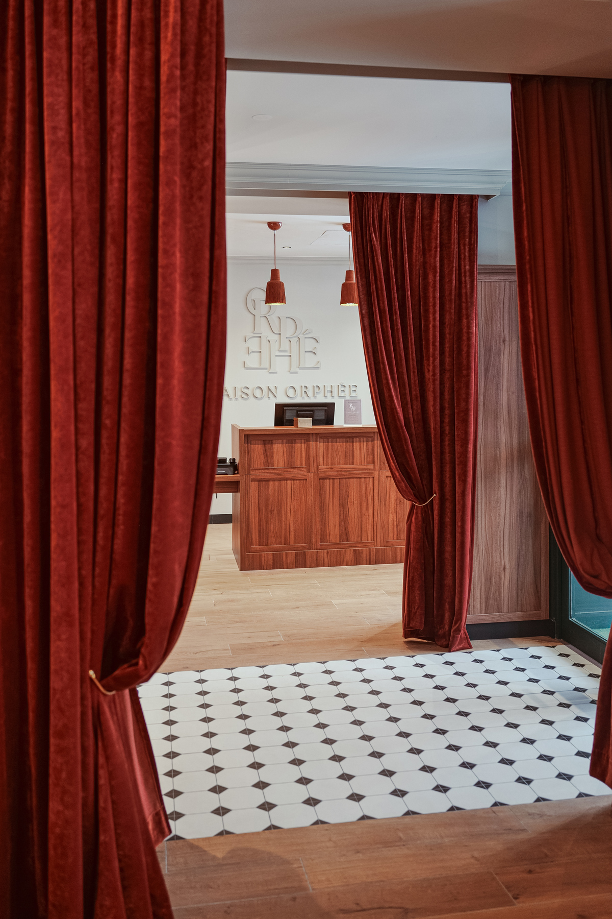 Declinaison_logo_typographie_signaletique_dans_hotel_agence_specialisee_communiation_hotellerie_Atelier_dotcom