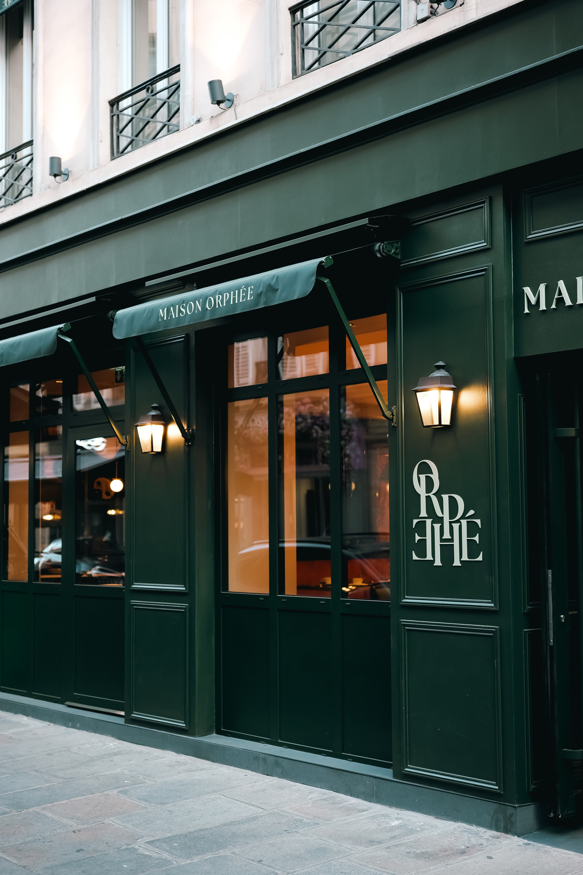 personnalisation_facade_hotel_maison_orphee_couleur_logo_charte_graphique_realisation_agence_marketing_hotellerie_atelier_dotcom