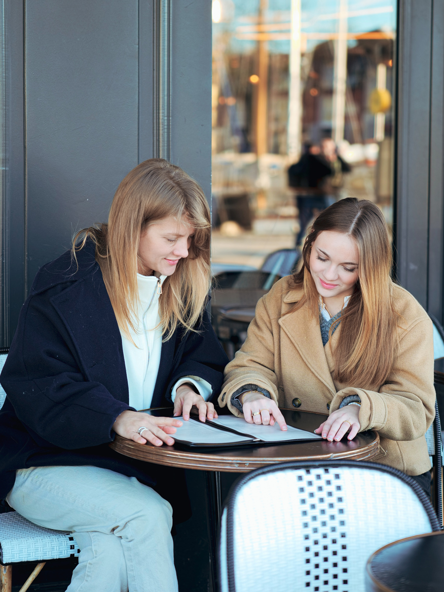 Client qui commande en terrasse sur le vieux port