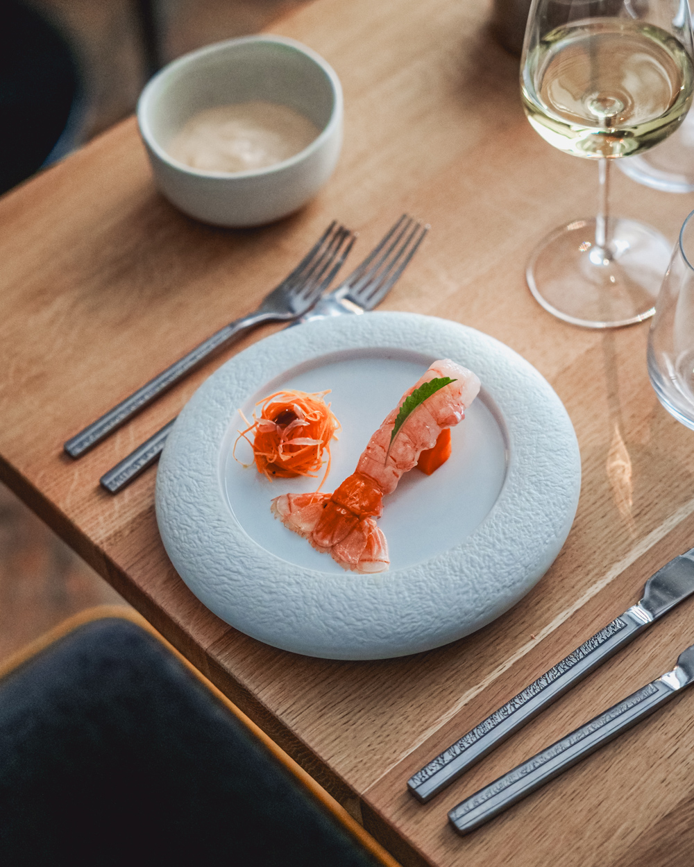 Photographie des poissons et crustacés pour mettre en avant le terroir local sur les réseaux sociaux d'un restaurant