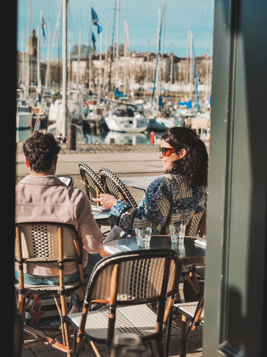 Photographie des clients en terrasse pour mettre en avant les réseaux sociaux