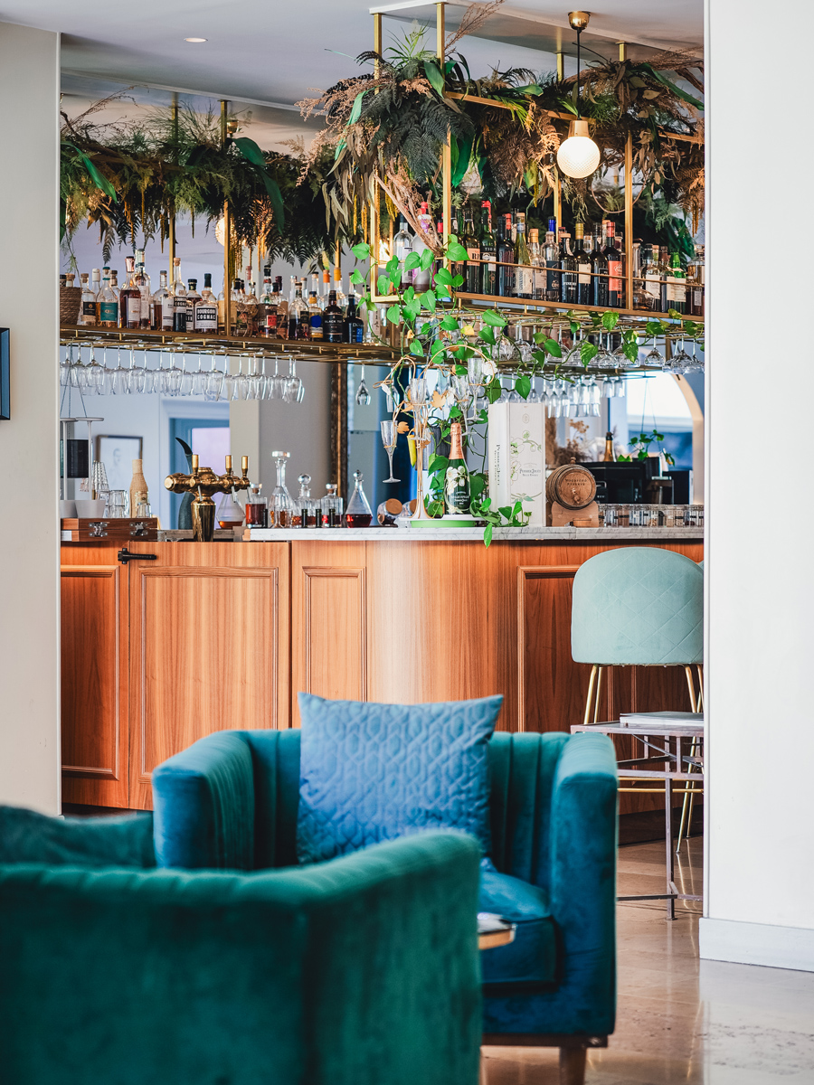 Shooting du bar et du mobilier pour mettre en avant les espaces d'un hôtel 5 étoiles