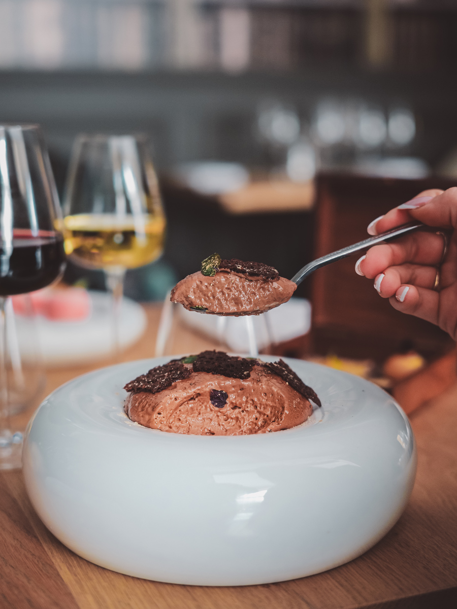 Cuillère plongée dans la mousse au chocolat