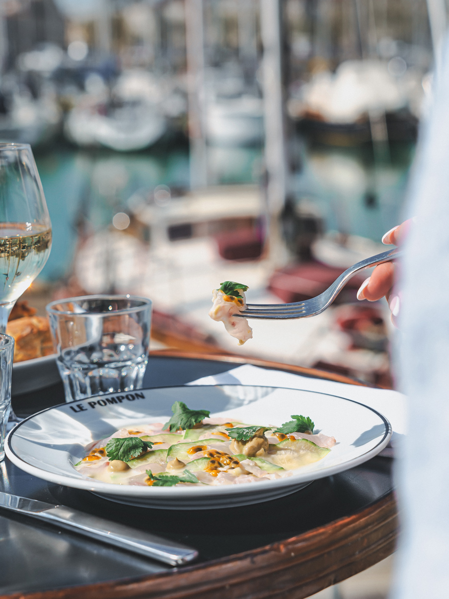 Shooting photo de la terrasse plat brasserie le pompon sur le port de La Rochelle