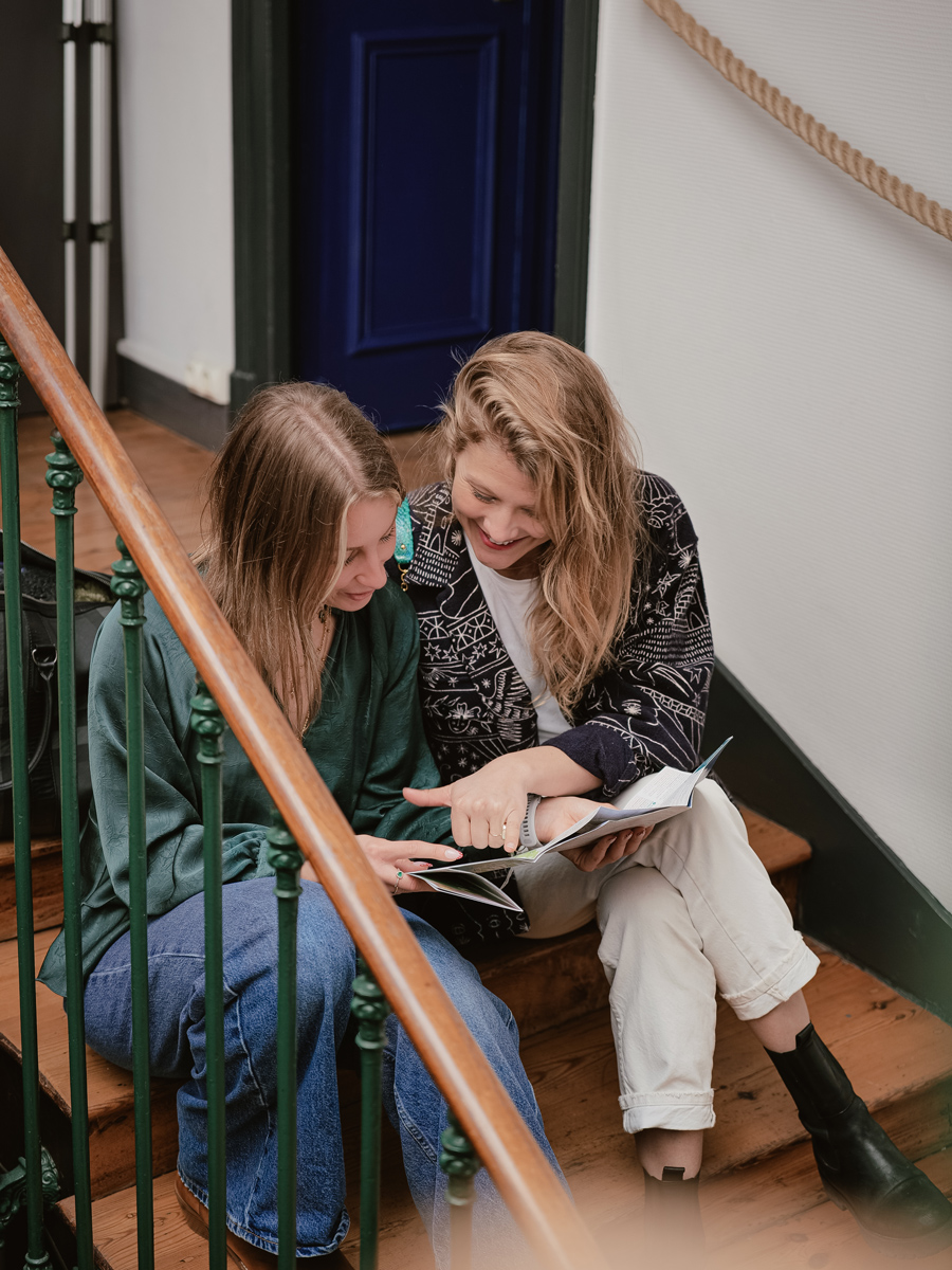 Shooting photo des voyageuses avec une carte de La Rochelle à l'hôtel de la paix