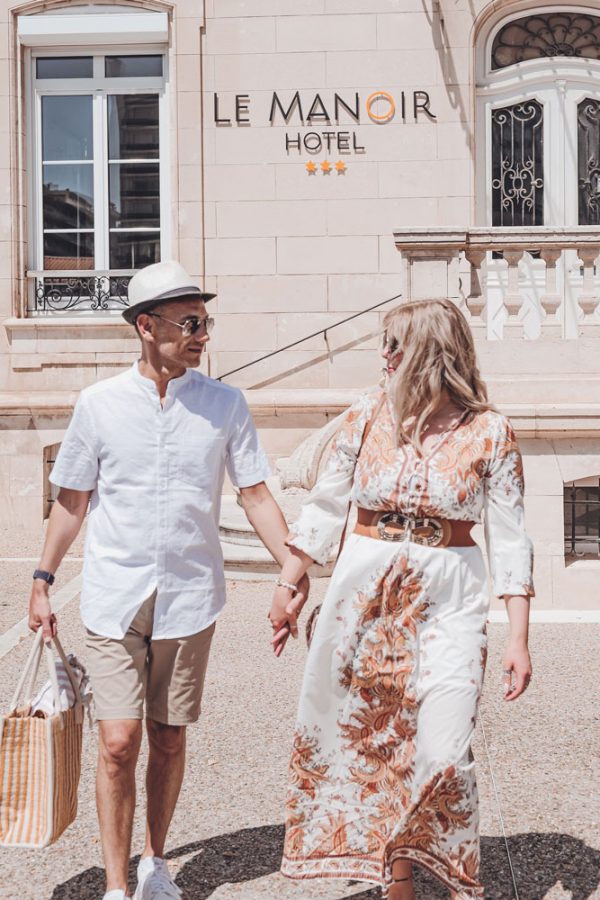 Shooting-photo-couple-complicite-tenue-estivale-pour-hotellerie