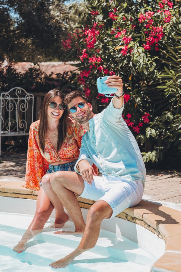 shooting-bord-de-piscine-photo-couple-modeles-couleurs-ete-estival-atelierdotcom