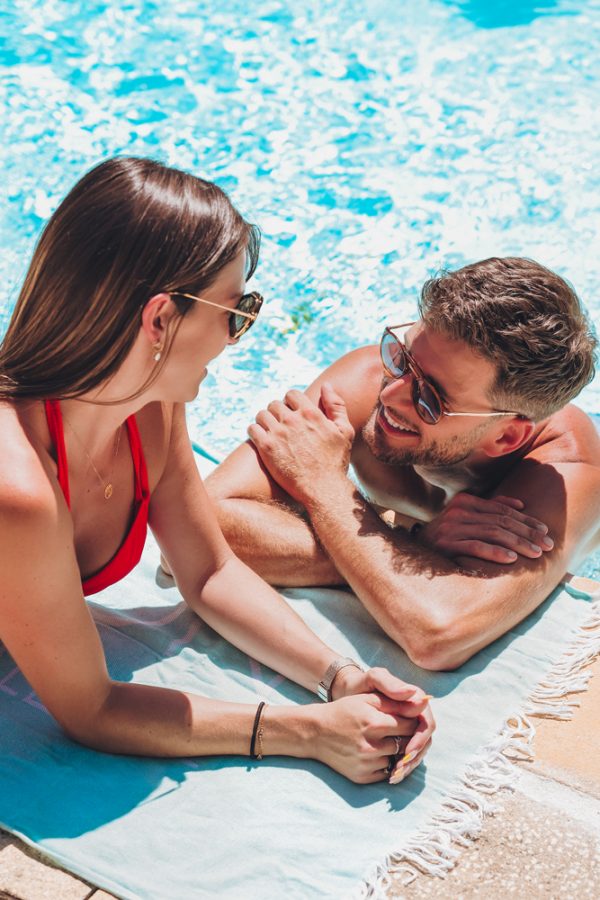 shooting-estival-couple-modeles-summer-piscine-baignade-ete-exterieur-espaces-detente-atelierdotcom