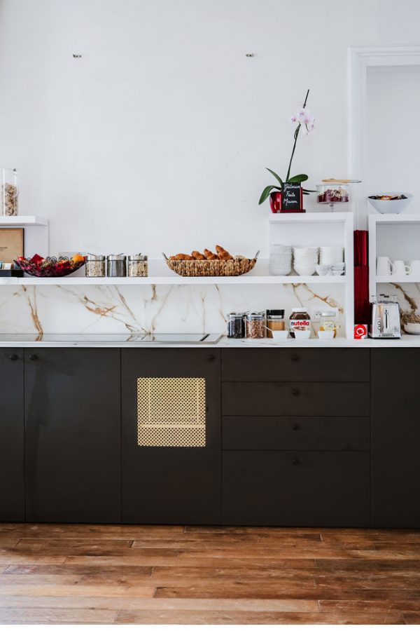 shooting-hotel-trois-etoiles-la-rochelle-espaces-vides-reception-petit-dejeuner