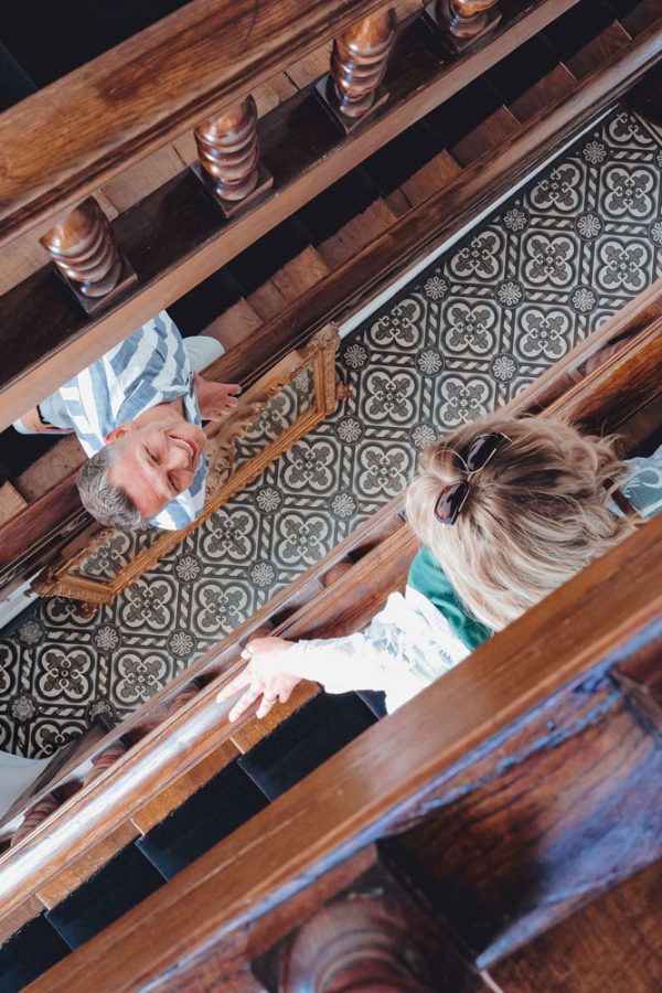 shooting-photo-couple-escalier-hotel-saison-estivale