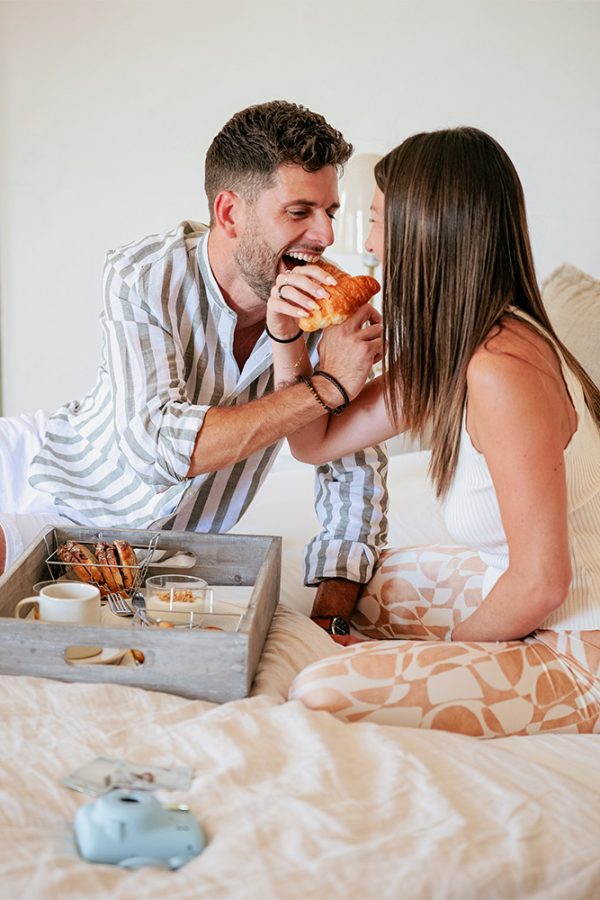 shooting-summer-matin-petit-dejeuner-chambre-couple-lit-gorumandise-atelierdotcom