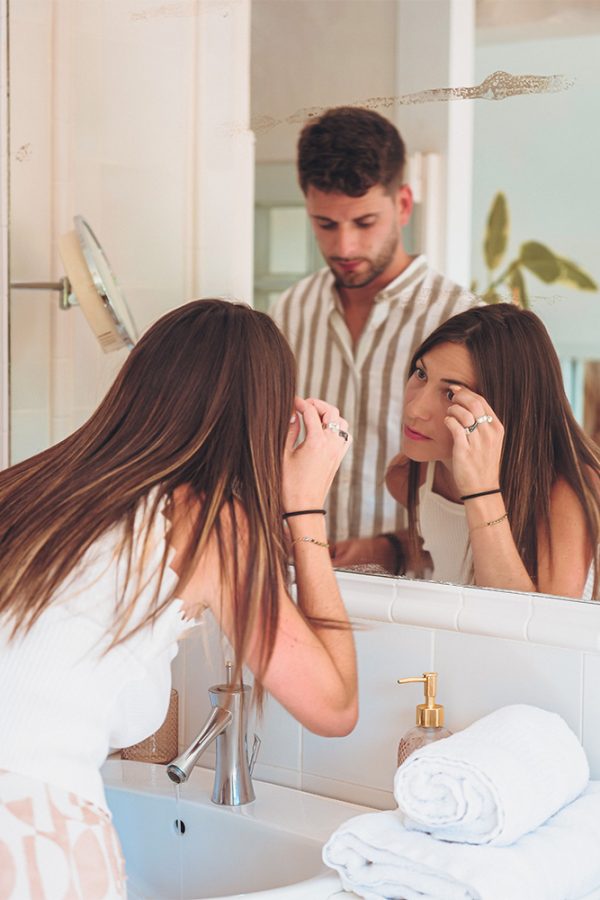 shooting-summer-preparation-salles-de-bain-miroir-couple-atelierdotcom