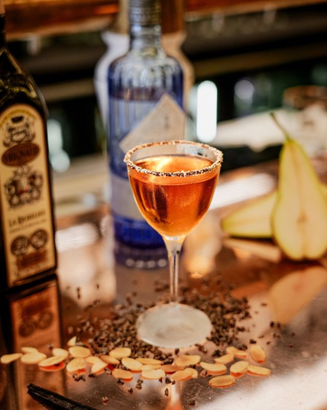 Plongez dans l’effervescence créative avec un shooting cocktail haut en couleur au bar sur le port de La Rochelle ! 🍹

Notre équipe a secoué, mélangé, et embelli chaque verre pour capturer l’essence vibrante des créations uniques de ce lieu emblématique. Chaque goutte, chaque éclat de glace, est figée dans un cliché, prêt à éveiller vos papilles et vos pupilles. 📸

Restez à l’affût, car ces pépites visuelles vont bientôt débarquer sur les réseaux sociaux de notre client, illuminant vos écrans de saveurs et de créativité. 🌟

On vous promet des visuels qui vous donneront soif et vous feront trinquer à l’art de la mixologie ! 🥂

#barcommunication #cocktails #craftcocktails #cocktailsofinstagram #instacocktails #cocktailsbar #cocktailstyle #christmascocktails #photography #photographer #foodphotography #marketingdigital #digitalinfluencer #digitalnomad #digitalmarketingagency #communication #communicationdigitale #communitymanager #cocktail #bar #bartenderlife #larochelle #atelierdotcom #photographelarochelle #shootingphoto #mixology #craftedmixology #cocktailsandmixology
*L’abus d’alcool est dangereux pour la santé, à consommer avec modération.